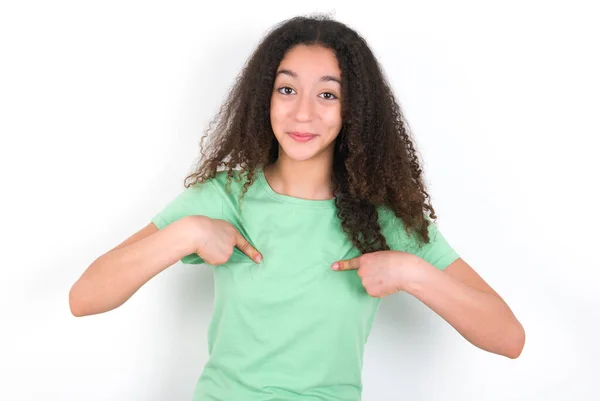 Teenager Girl Afro Hairstyle Wearing White Shirt Green Background Points — ストック写真