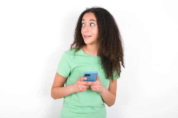 Teenager Girl Afro Hairstyle Wearing White Shirt Green Background Holding — Photo