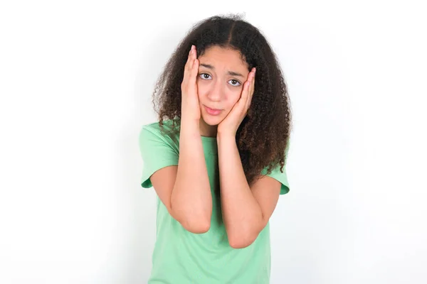 Teenager Girl Afro Hairstyle Wearing White Shirt Green Background Tired — Stockfoto