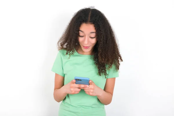 Teenager Girl Afro Hairstyle Wearing White Shirt Green Background Using — Stockfoto
