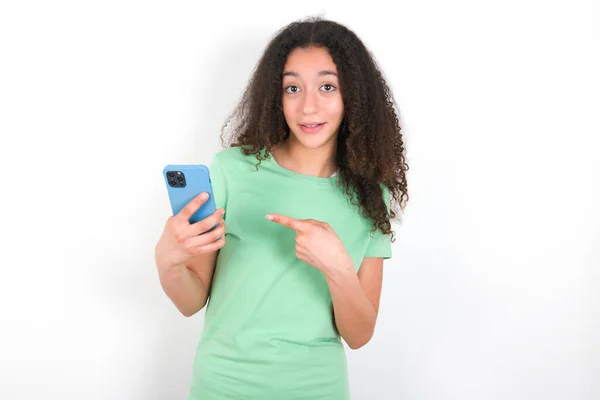 Teenager Girl Afro Hairstyle Wearing White Shirt Green Background Holding — Foto de Stock