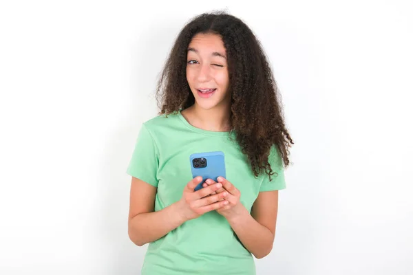 Teenager Girl Afro Hairstyle Wearing White Shirt Green Background Taking — Foto de Stock