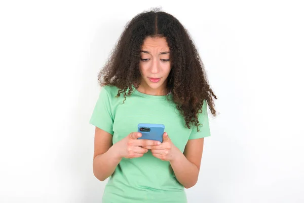 Focused Teenager Girl Afro Hairstyle Wearing White Shirt Green Background — Foto de Stock