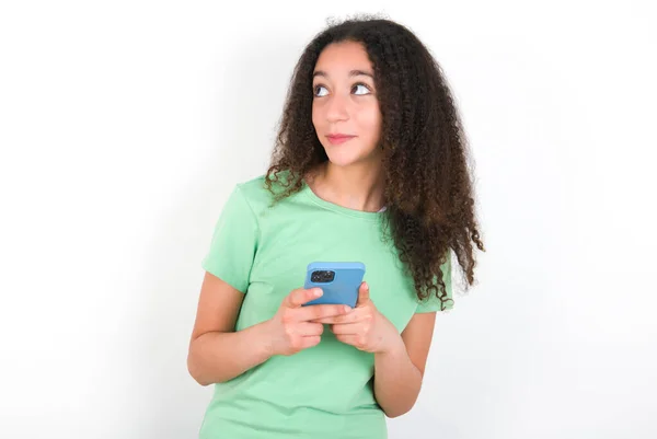 Teenager Girl Afro Hairstyle Wearing White Shirt Green Background Holds — Foto de Stock
