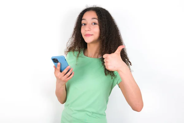 Portrait Teenager Girl Afro Hairstyle Wearing White Shirt Green Background — Φωτογραφία Αρχείου