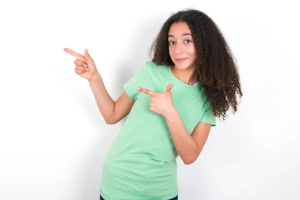 Teenager Girl Afro Hairstyle Wearing White Shirt Green Background Point — Fotografia de Stock