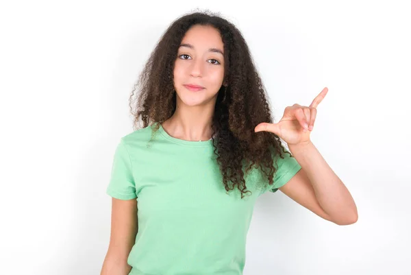Teenager Girl Afro Hairstyle Wearing White Shirt Green Background Showing — Fotografia de Stock