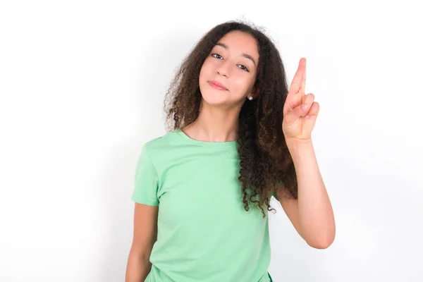 Teenager Girl Afro Hairstyle Wearing White Shirt Green Background Pointing — 스톡 사진