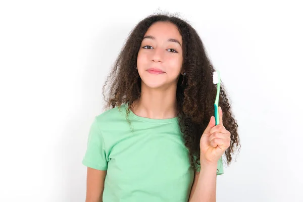 Teenager Girl Afro Hairstyle Wearing White Shirt Green Background Holding — ストック写真