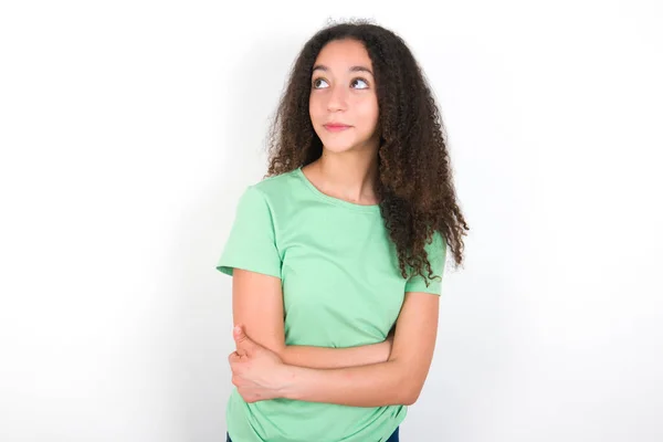 Urocza Przemyślana Nastolatka Afro Fryzurą Białym Shircie Zielonym Tle Stoi — Zdjęcie stockowe