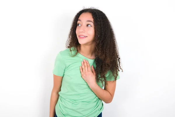 Joyful Teenager Girl Afro Hairstyle Wearing White Shirt Green Background — Zdjęcie stockowe