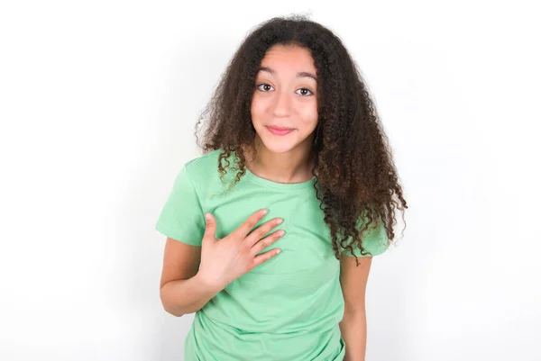 Nastolatka Afro Fryzura Noszenie Biały Shirt Zielonym Tle Uśmiecha Się — Zdjęcie stockowe