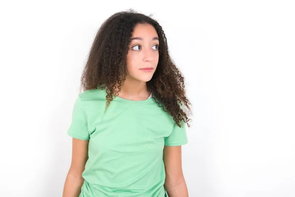 Teenager Girl Afro Hairstyle Wearing White Shirt Green Background Stares — Zdjęcie stockowe