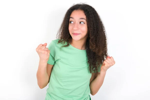 Teenager Girl Afro Hairstyle Wearing White Shirt Green Background Clenches — Fotografia de Stock