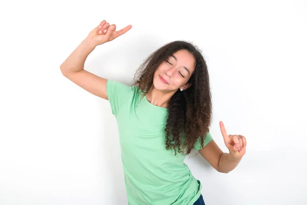 Photo Upbeat Teenager Girl Afro Hairstyle Wearing White Shirt Green — Stok fotoğraf