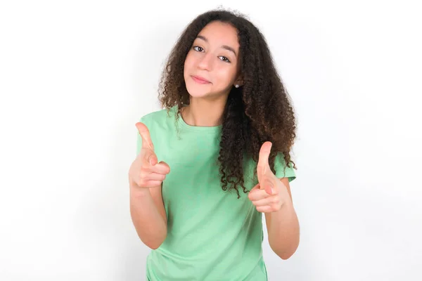 Teenager Dívka Afro Účesem Bílém Tričku Přes Zelené Pozadí Směřuje — Stock fotografie
