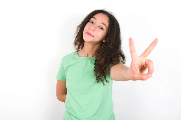 Teenager Girl Afro Hairstyle Wearing White Shirt Green Background Directs — ストック写真