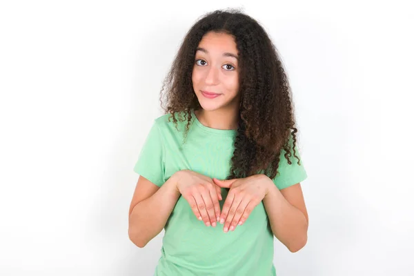 Teenager Girl Afro Hairstyle Wearing White Shirt Green Background Makes — ストック写真