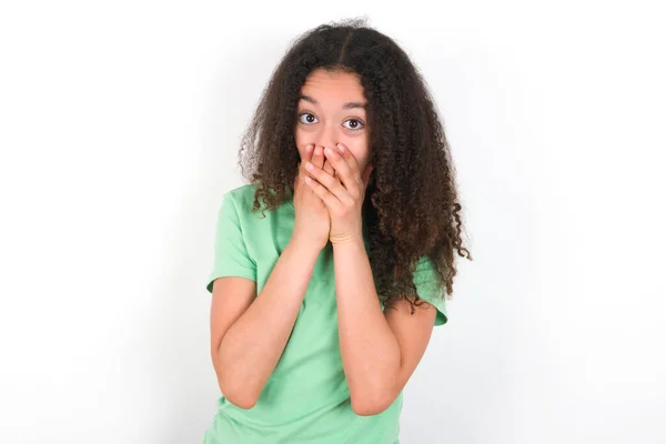 Teenager Girl Afro Hairstyle Wearing White Shirt Green Background Keeps —  Fotos de Stock