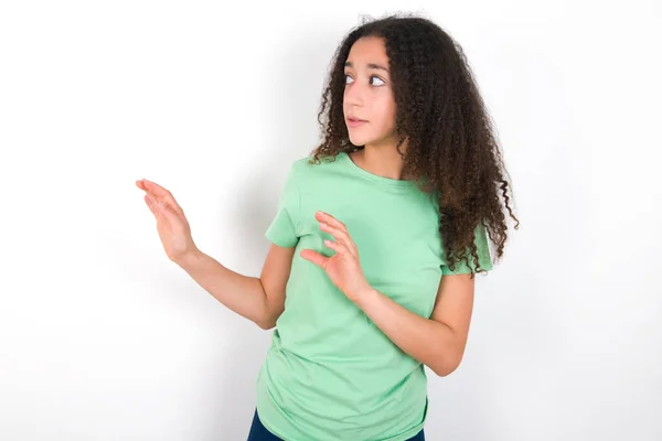 Niezadowolona Nastolatka Afro Fryzury Noszenie Biały Shirt Zielonym Tle Trzyma — Zdjęcie stockowe