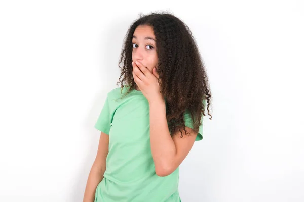 Teenager Girl Afro Hairstyle Wearing White Shirt Green Background Covers — Stockfoto