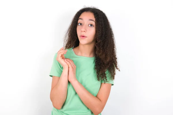 Zaskoczony Emocjonalny Nastolatek Dziewczyna Afro Fryzura Noszenie Biały Shirt Zielonym — Zdjęcie stockowe