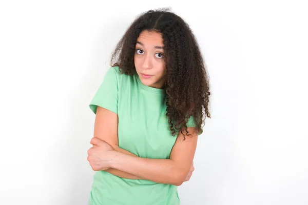 Nastolatka Afro Fryzura Noszenie Biały Shirt Zielonym Tle Drżenie Zamrażanie — Zdjęcie stockowe