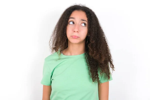 Dissatisfied Teenager Girl Afro Hairstyle Wearing White Shirt Green Background — ストック写真