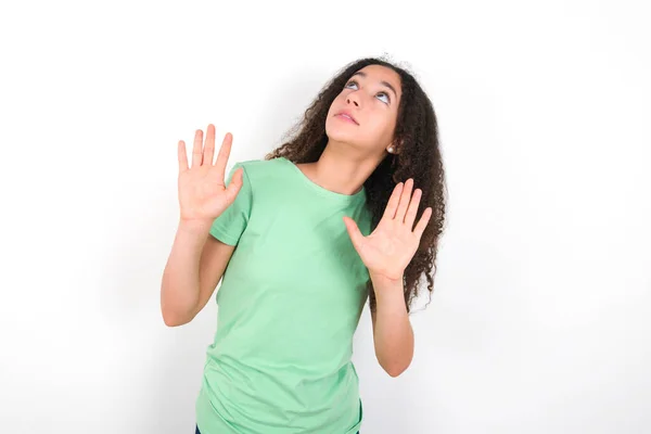 Teenager Girl Afro Hairstyle Wearing White Shirt Green Background Keeps — ストック写真