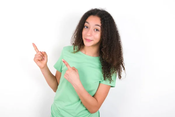Teenager Girl Afro Hairstyle Wearing White Shirt Green Background Points — Stockfoto