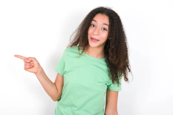 Teenager Dívka Afro Účes Nosit Bílé Tričko Přes Zelené Pozadí — Stock fotografie
