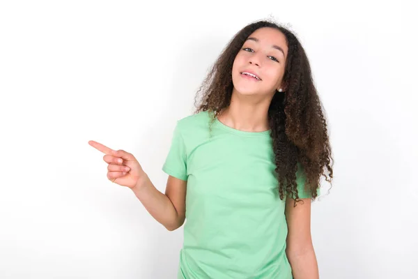 Teenager Girl Afro Hairstyle Wearing White Shirt Green Background Laughs – stockfoto