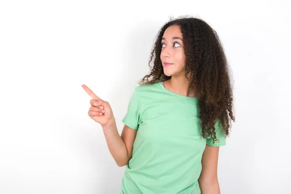 Teenager Girl Afro Hairstyle Wearing White Shirt Green Background Points — Photo