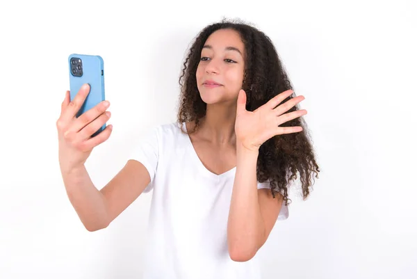 Teenager Girl Afro Hairstyle Wearing White Shirt White Background Holds — Stockfoto