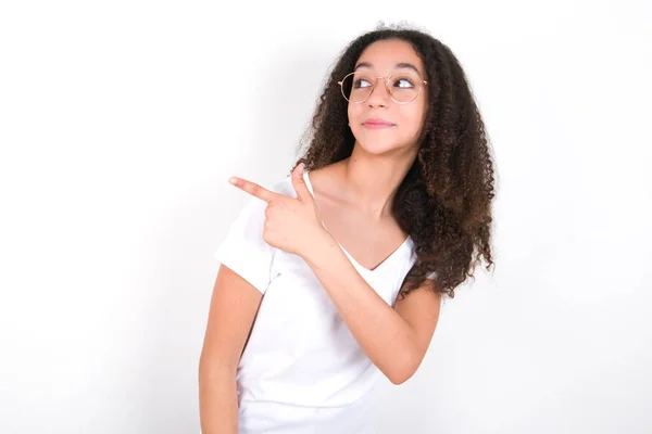 Nastolatka Dziewczyna Afro Fryzura Noszenie Biały Shirt Białym Tle Zadowolony — Zdjęcie stockowe