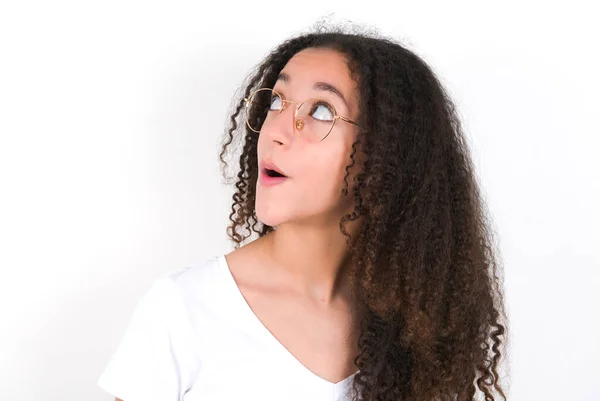 Wstrząśnięta Nastolatka Afro Fryzury Noszenie Biały Shirt Białym Tle Wyglądają — Zdjęcie stockowe