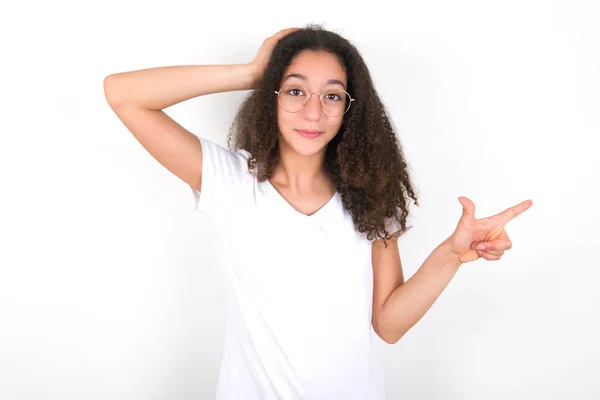 Surprised Teenager Girl Afro Hairstyle Wearing White Shirt White Background — ストック写真