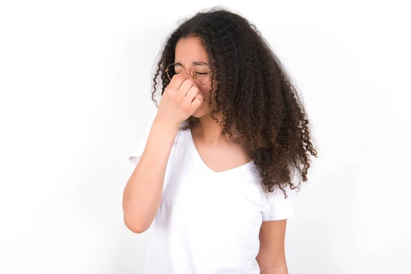 Szomorú Tinédzser Lány Afro Frizurával Fehér Pólót Visel Fehér Háttér — Stock Fotó