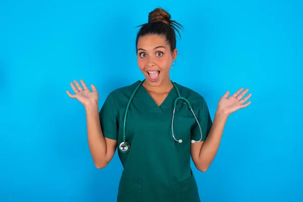 Αισιόδοξη Όμορφη Ισπανίδα Γιατρός Γυναίκα Φορώντας Πράσινη Ιατρική Στολή Πάνω — Φωτογραφία Αρχείου