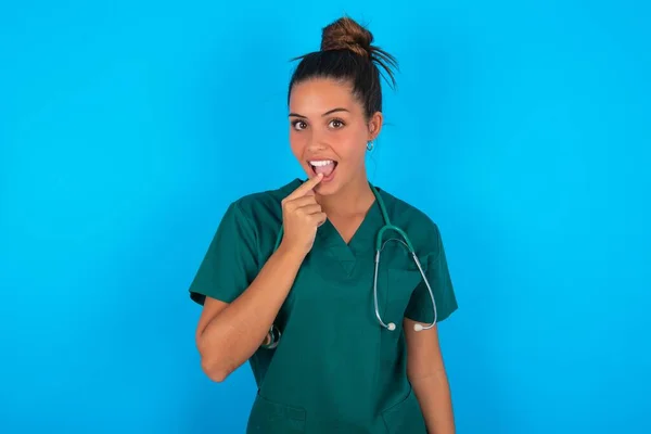 Nervös Verwirrt Schöne Hispanische Ärztin Grüner Arztuniform Vor Blauem Hintergrund — Stockfoto