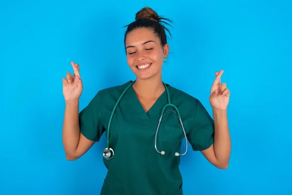 Mavi Arka Planda Yeşil Üniforma Giyen Güzel Spanyol Doktor Kadının — Stok fotoğraf