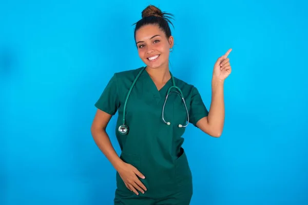 Χαμογελώντας Όμορφη Ισπανόφωνη Γιατρός Γυναίκα Φορώντας Πράσινη Ιατρική Στολή Πάνω — Φωτογραφία Αρχείου
