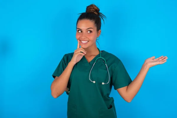 Śmieszne Piękne Latynoski Lekarz Kobieta Zielonym Mundurze Medycznym Niebieskim Tle — Zdjęcie stockowe