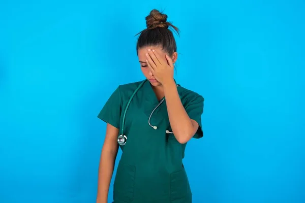 Zmęczona Przepracowana Piękna Latynoska Lekarka Ubrana Zielony Mundur Medyczny Niebieskim — Zdjęcie stockowe