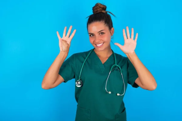 Beautiful Hispanic Doctor Woman Wearing Green Medical Uniform Blue Background — Stock Photo, Image