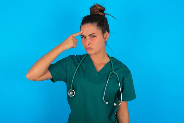 Mooie Spaanse Arts Vrouw Dragen Groene Medische Uniform Blauwe Achtergrond — Stockfoto