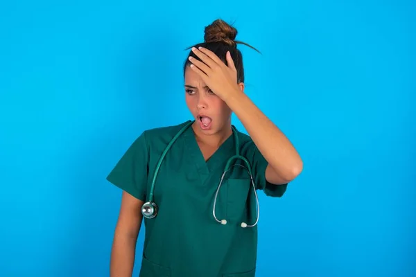 Hermosa Mujer Médica Hispana Vistiendo Uniforme Médico Verde Sobre Fondo — Foto de Stock