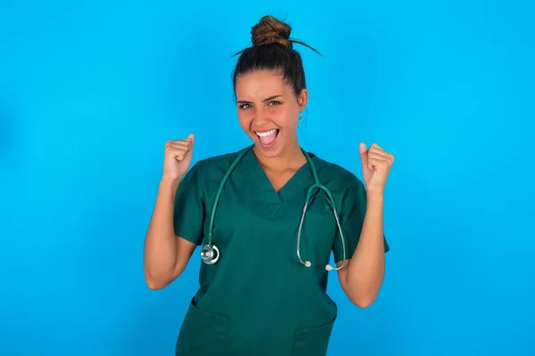 Bela Mulher Médica Hispânica Vestindo Uniforme Médico Verde Sobre Fundo — Fotografia de Stock