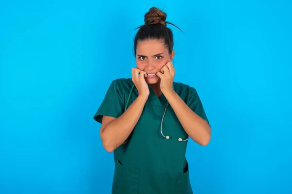 Terrible Hermosa Doctora Hispana Vistiendo Uniforme Médico Verde Sobre Fondo — Foto de Stock