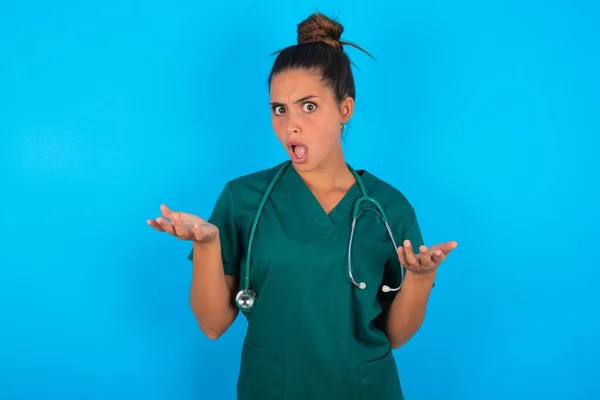 Gefrustreerde Mooie Spaanse Dokter Vrouw Draagt Groen Medisch Uniform Blauwe — Stockfoto